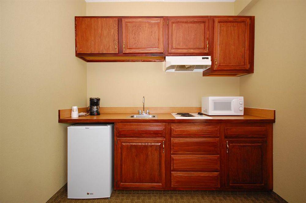 Best Western Airport Inn & Suites Cleveland Brook Park Εξωτερικό φωτογραφία